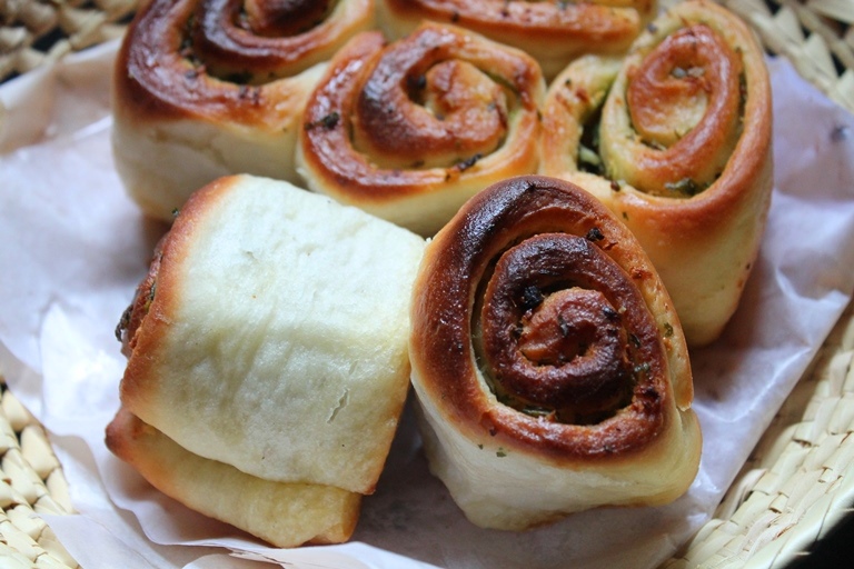 Garlic Pull-Apart Rolls Recipe (Eggless Garlic Buter Rolls)