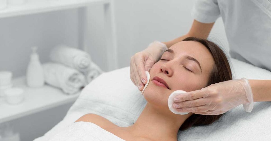 Deep Cleansing Facials: Unclog Pores & Rejuvenate Your Skin