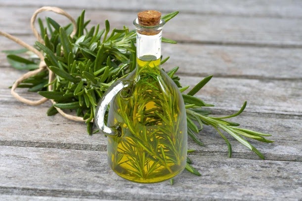 How to Use Rosemary Oil for Hair Growth + Easy DIY Recipe Included