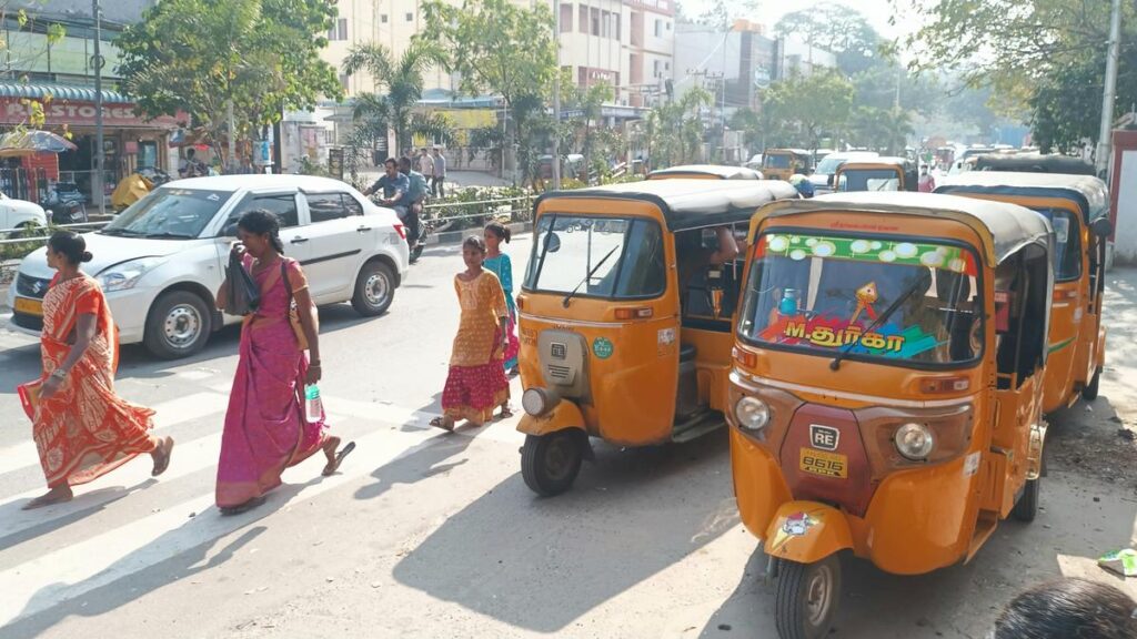 Unauthorised auto-stands hinder traffic, inconvenience road-users