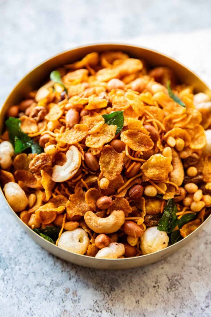 crispy cornflakes chivda served in a bowl