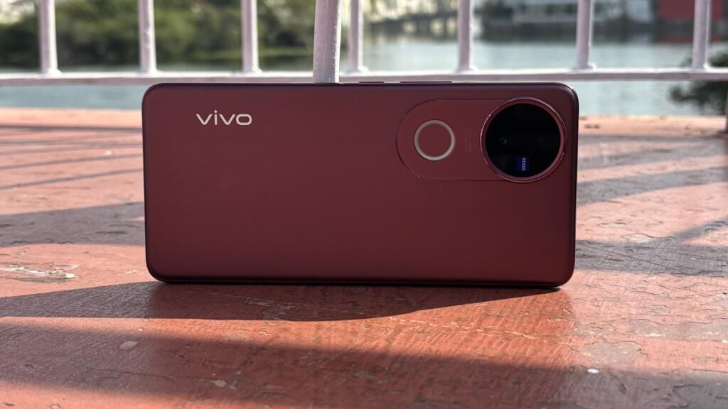 Vivo V50 Review: Snapdragon 7 Gen 3 processor, Zeiss camera and 6,000 mAh battery