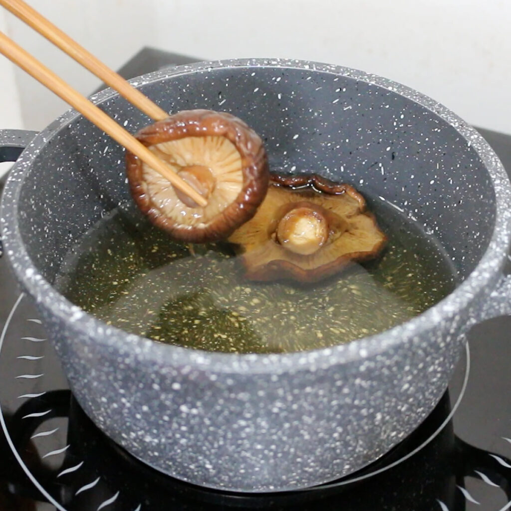 take out rehydrated shiitake mushrooms after soaking time
