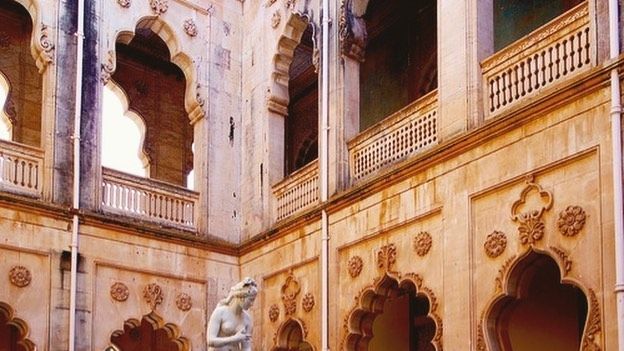 Beyond the masterpieces by Raja Ravi Varma, I experienced the diversity of Indian fashion at Baroda Palace