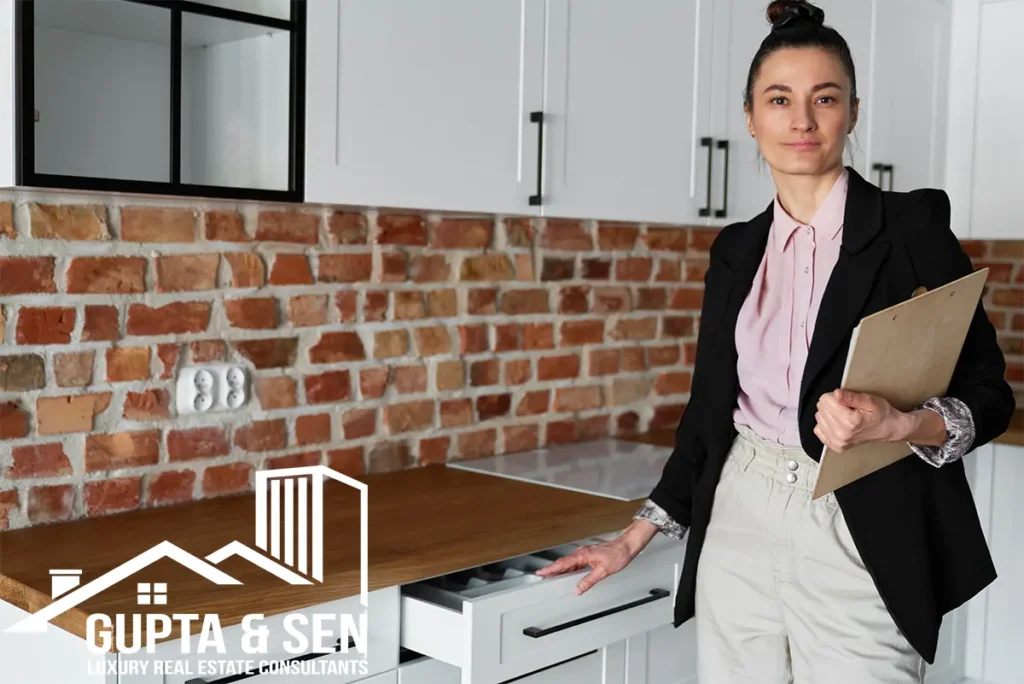 Smart Female Real Estate Agents in India