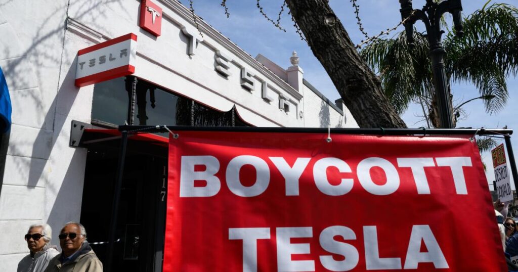 Musk tells Tesla employees to hold on to their stock amid protests