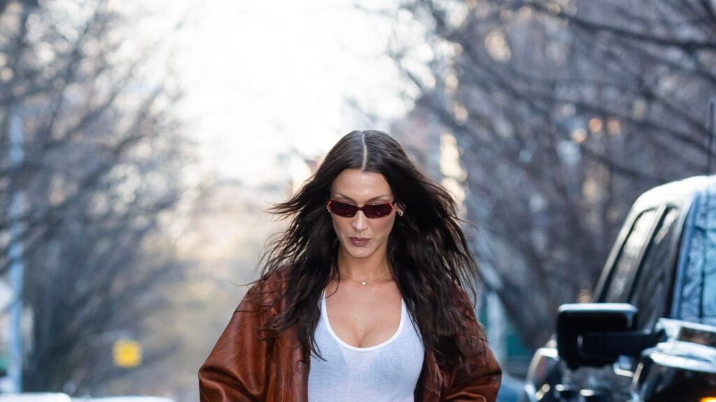 6 trendy sneakers that are perfect to wear with flared jeans