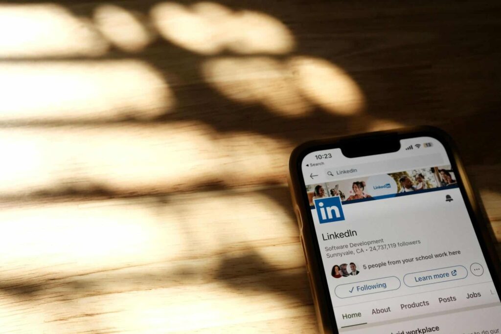 Maximizing Your Reach: How to Effectively Share Blog Posts on LinkedIn