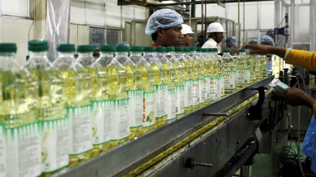 Industry group urges edible oil makers to pass on duty cuts to consumers
